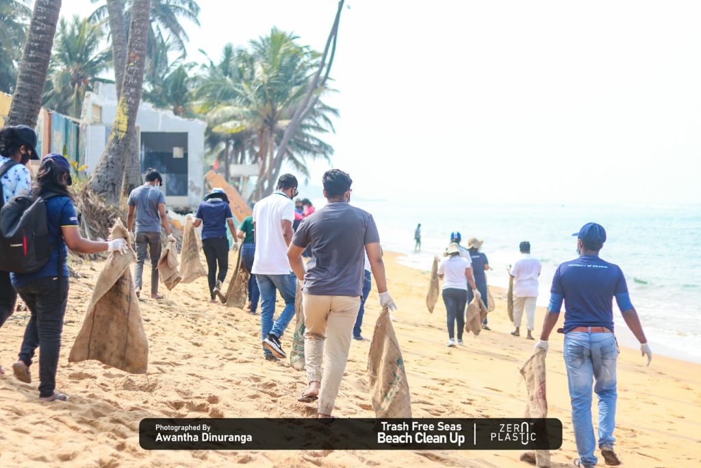 Beach clean up program by Kelaniya Zeroplastic (Wellawatte beach, Colombo).